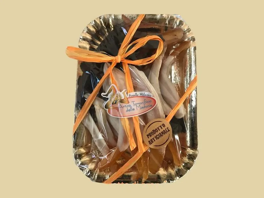 Scorzette di arancia candita, in parte ricoperte di cioccolato
