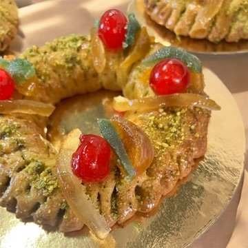 Corona di dolce siciliano con ciliegie candite e pistacchio