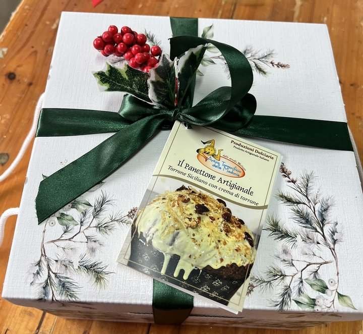 Panettone artigianale con crema di torrone, confezione con rami e agrifoglio