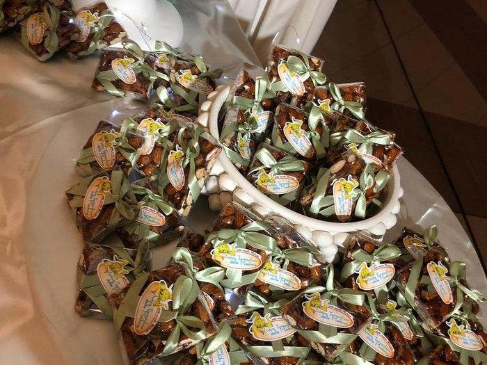 Bomboniere di mandorle per matrimonio, allestimento con pigna e fiori