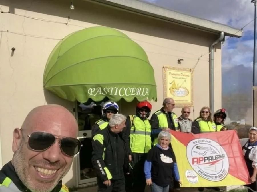 Gruppo di motociclisti in visita al laboratorio del torronificio